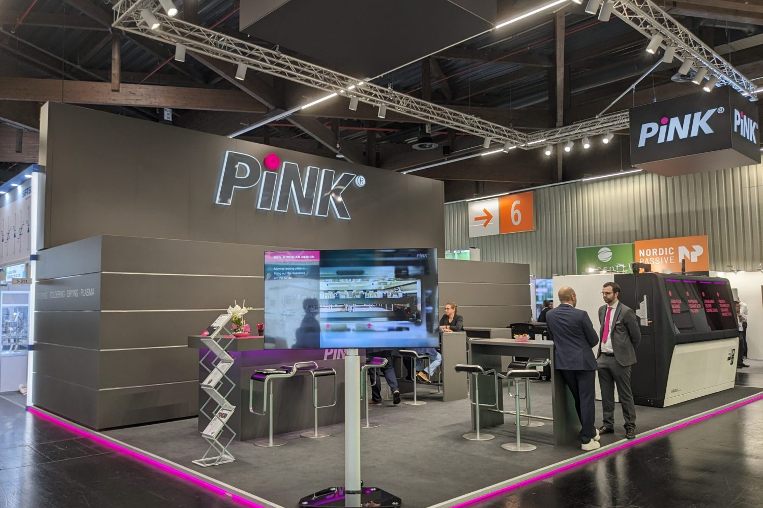Pink-Messestand_2024-1-scaled.jpg